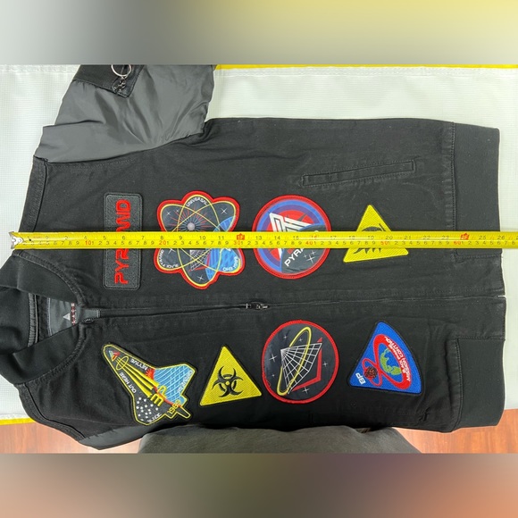 Black Pyramid Patches Denim Jacket. NWT Size. M - Picture 8 of 10